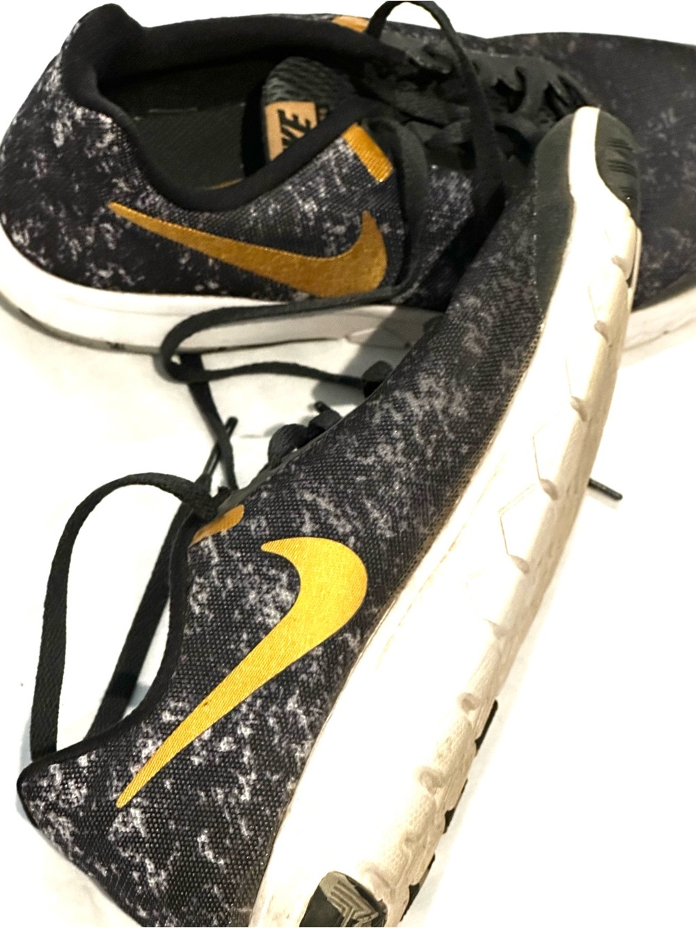 NIKE Patterned Mesh Sneakers with Gold Logo - Picture 4 of 6